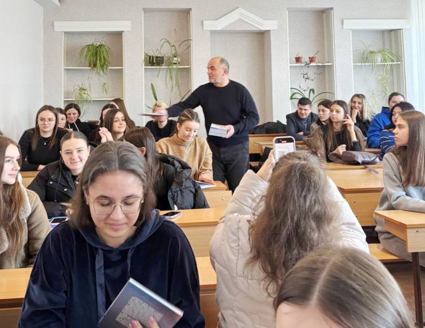 Книги дарує Василь Ванчура